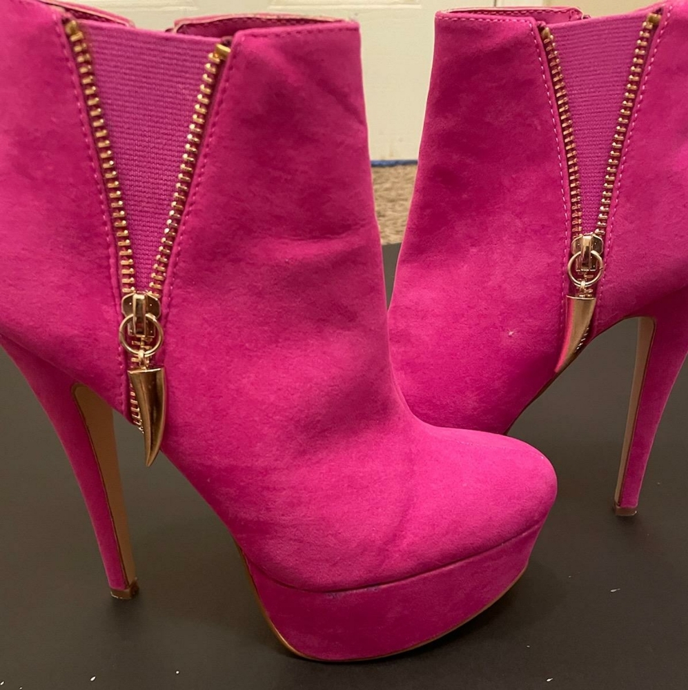 Rouge Magenta sz 6 1/2 platform booties